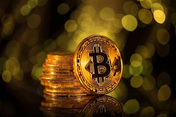 Bitcoin altın sikkesi, soyut arkaplanı çıkarılmış. Sanal kripto para birimi kavramı. — Stok fotoğraf