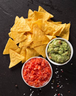 Meksika nacho cips ve salsa sos