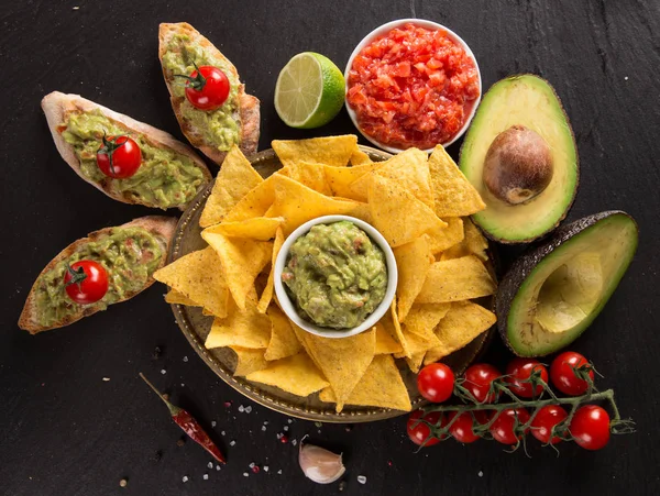 Guacamole mit Brot und Avocado auf Steinhintergrund — Stockfoto