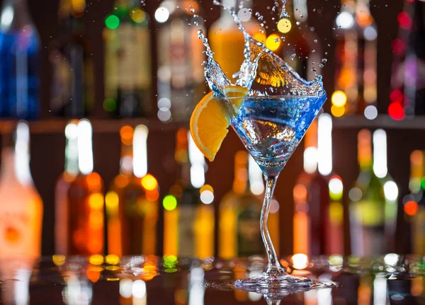 Cocktail fresco na mesa do bar . — Fotografia de Stock