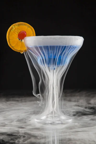 Cocktail med is ånga på barbord. — Stockfoto