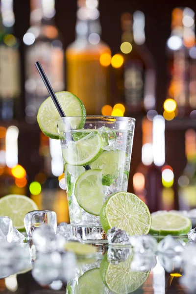 Verse mojito drankje op bar Receptie. — Stockfoto