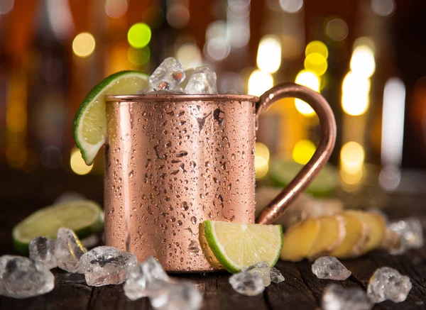 Cold Moscow Mules - Cerveza de jengibre, lima y vodka en el bar —  Fotos de Stock