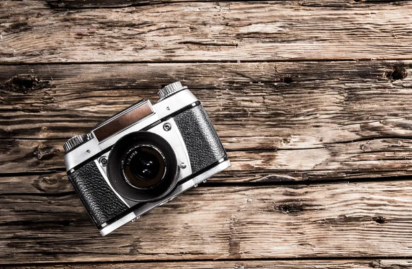 Retro camera on wooden table. Top view. — Stock Photo, Image