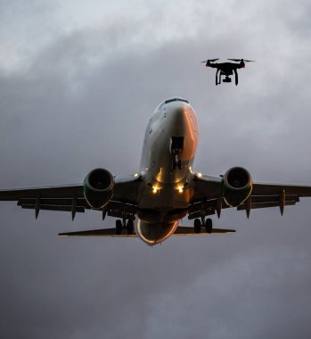 İHA ticari uçağın yanında uçuyor.