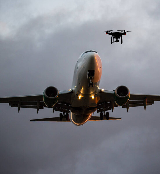 Беспилотник летит рядом с коммерческим самолетом
