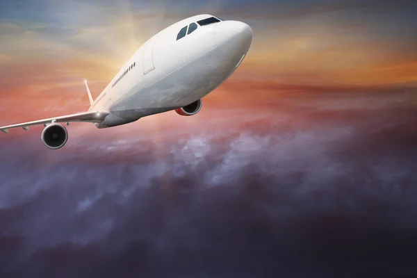 Kommersiella flygplan flyger över molnen. — Stockfoto
