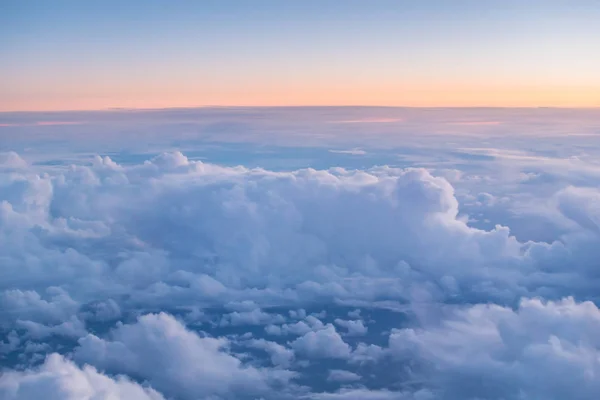 Belo pôr do sol com céu nublado da janela do avião . — Fotografia de Stock