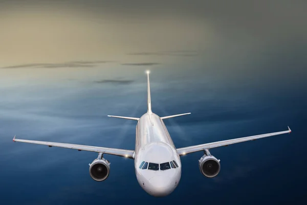 Avión comercial volando sobre nubes . — Foto de Stock