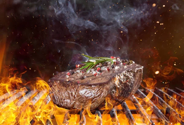 Marha steak a grillen lángokkal — Stock Fotó