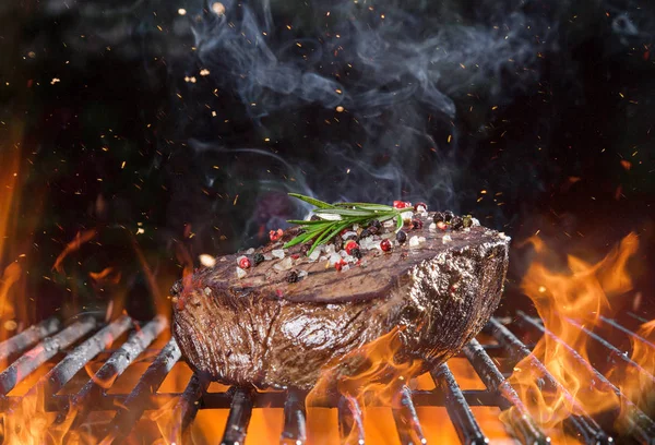 Bife de carne na grelha com chamas — Fotografia de Stock