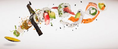 Havada donmuş lezzetli Japon suşisi parçaları..