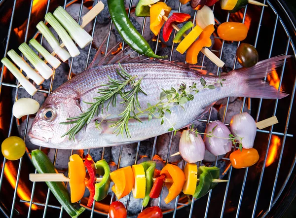 Parrilla de barbacoa con peces de mar, primer plano . — Foto de Stock