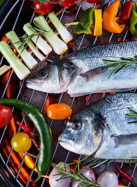 Parrilla de barbacoa con peces de mar, primer plano . — Foto de Stock