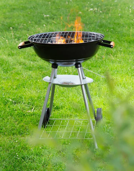 Parrilla de jardín con briquetas ampollosas . —  Fotos de Stock