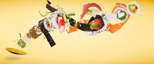 Cijfers van heerlijke Japanse sushi bevroren in de lucht. — Stockfoto