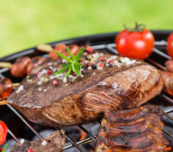 Barbecue grill avec steaks de bœuf, gros plan . — Photo