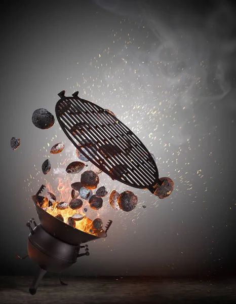 Grelha de chaleira com briquetes quentes e grade de ferro de custo voando no ar . — Fotografia de Stock