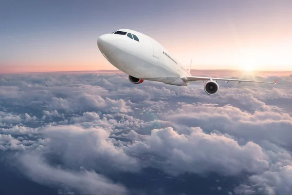 Ticari uçak bulutların üzerinde uçan. — Stok fotoğraf