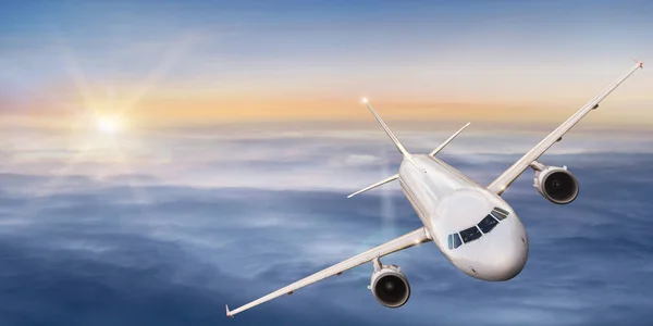 Avião comercial voando acima das nuvens . — Fotografia de Stock