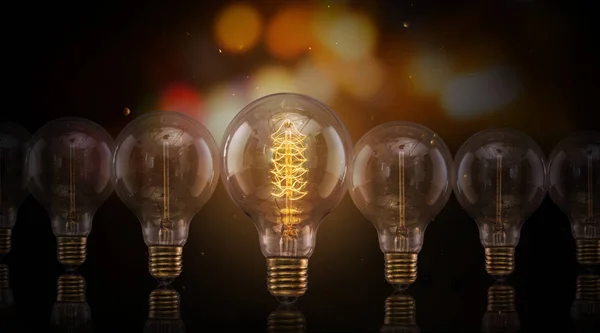 Vintage Edison Glühbirnen auf dunklem Hintergrund. — Stockfoto
