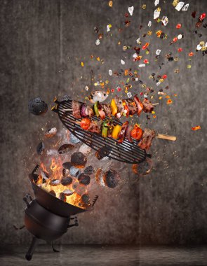 Su ısıtıcısı ızgara sıcak briketler, dökme demir ızgara ve lezzetli şişleri havada uçan.