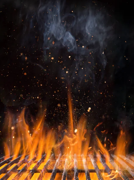 Пустой пылающий угольный гриль с открытым огнем. — стоковое фото