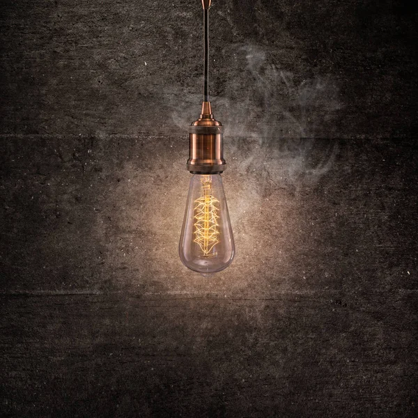 Lampadina vintage su sfondo scuro . — Foto Stock