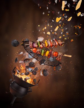 Su ısıtıcısı ızgara sıcak briketler, dökme demir ızgara ve lezzetli şişleri havada uçan.