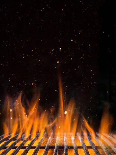 Grill de carvão em chamas vazio com fogo aberto. — Fotografia de Stock