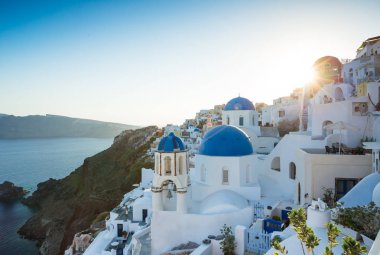 Santorini ünlü günbatımında Oia Köyü