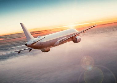 Ticari uçak dramatik bulutların üzerinde uçan.