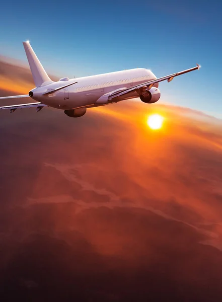 Avión comercial volando sobre nubes dramáticas . — Foto de Stock