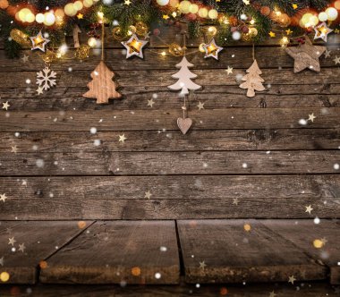Ahşap arka planda noel süslemesi