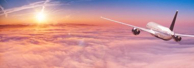 Ticari uçak dramatik bulutların üzerinde uçan.