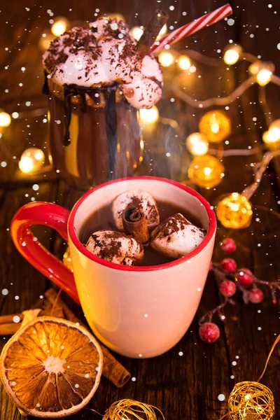 Kopp med varm choklad och marshmallows på gammalt träbord. — Stockfoto