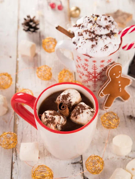 Copo com chocolate quente e marshmallows na mesa de madeira velha . — Fotografia de Stock