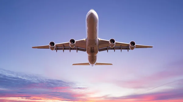 Avión comercial volando sobre nubes dramáticas . — Foto de Stock