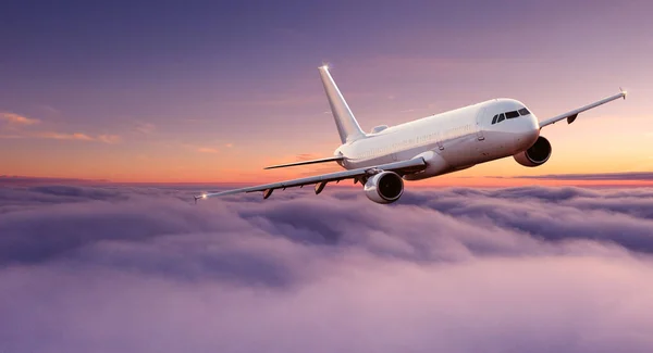 Avión comercial volando sobre nubes dramáticas . — Foto de Stock