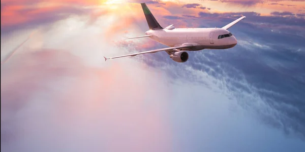 Kereskedelmi repülőgép repülő drámai felhők felett. — Stock Fotó