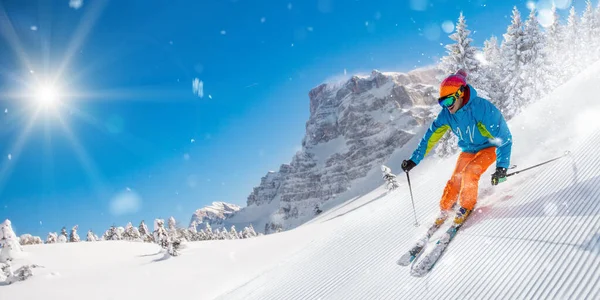 Sciatori che sciano in discesa in alta montagna — Foto Stock