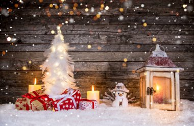 Ahşap arka planda noel süslemesi