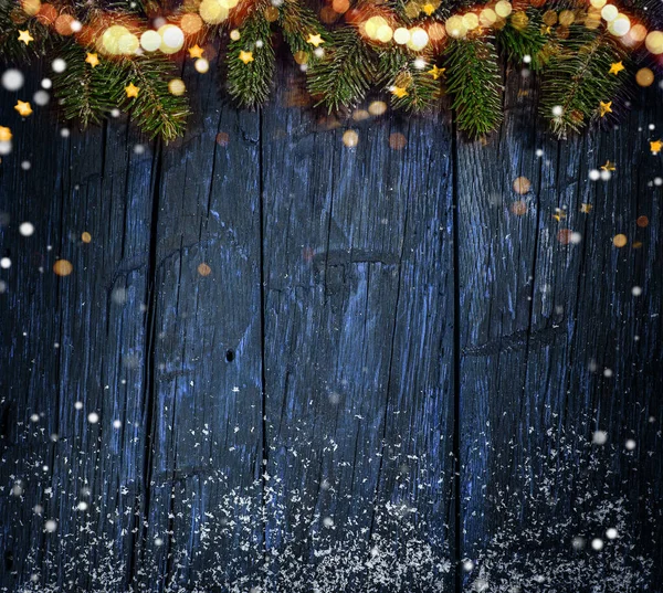 Vánoční smrkové větve na dřevěné pozadí. — Stock fotografie