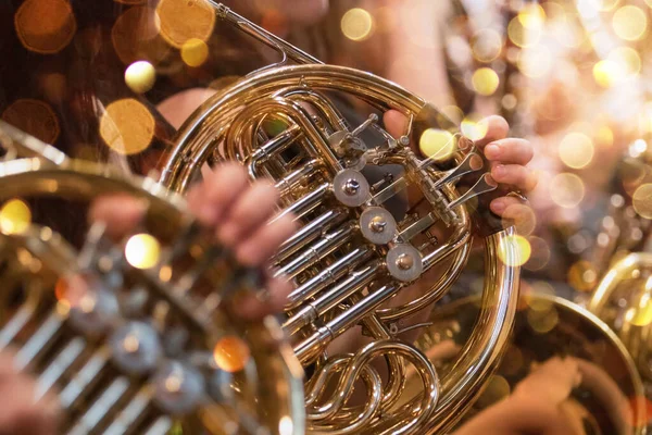 Chifre francês durante um concerto de música clássica — Fotografia de Stock