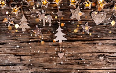 Ahşap arka planda noel süslemesi