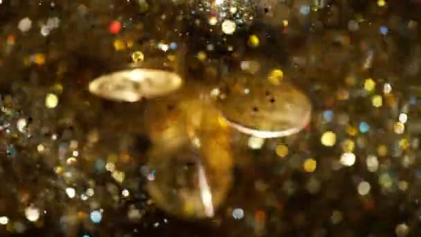 Cryptocurrencies Bitcoins που πετούν με χρυσό λαμπερό glitters. 4k, 1000 fps. — Αρχείο Βίντεο