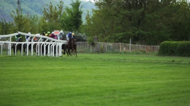 At yarışları jokeylerle dolu.