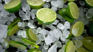 Süper Yavaş Patlayan buz ve limonlar kameraya doğru