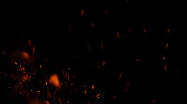 Yanan ateşin yakın çekim, siyah arka planda yanan alevler