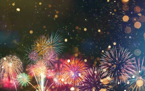 Fogos de artifício coloridos com fundo bokeh. Celebração de Ano Novo . — Fotografia de Stock